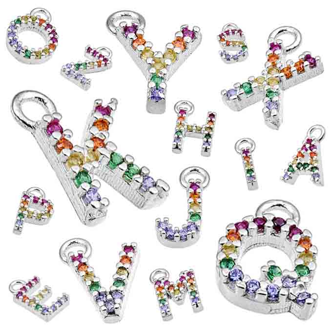 Lotto di 26 ciondoli 7mm lettera con zirconi multicolori e anello (1pz per lettera=26pz)